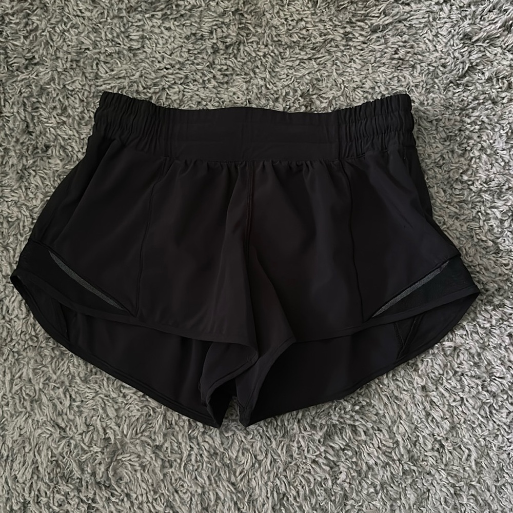 LULULEMON: Hotty hot low rise lined short 2.5”